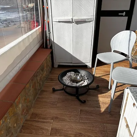 Wake Up To The Sea In Charming House In Сasa de vacaciones *